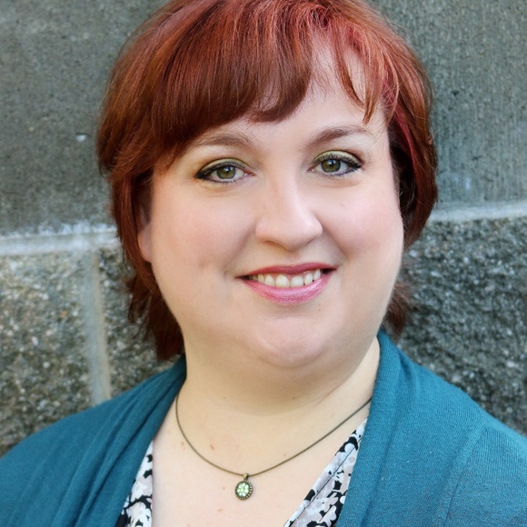 Meet your Posher, Amanda - Picture 2 of 5